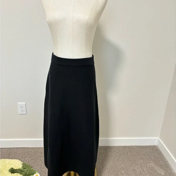 Uniqlo Black A-Line Women's Skirt - Picture 4 of 6